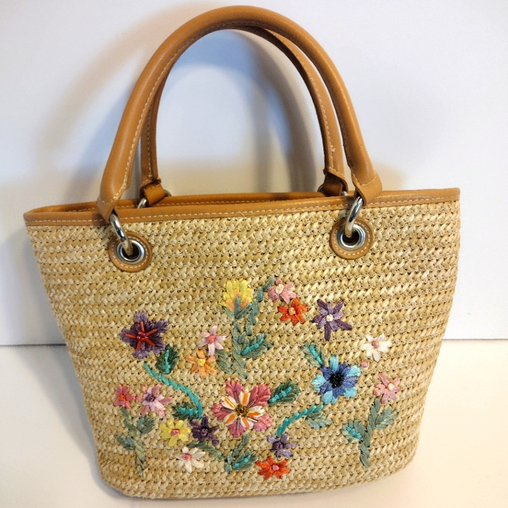 Beautiful wicker hand bag with dainty flowers